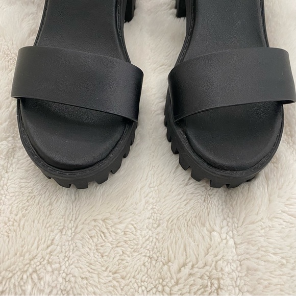 Madden Girl Black Strappy Chunky Heeled Sandals Size 7.5 - Picture 3 of 12